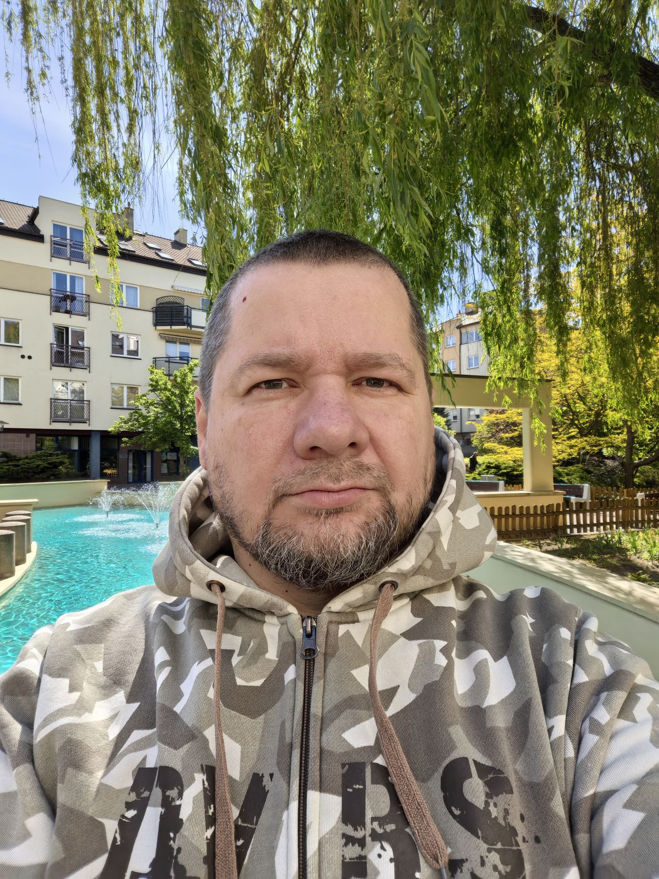 Zdjęcia selfie z przedniej kamery przy złożonym telefonie.