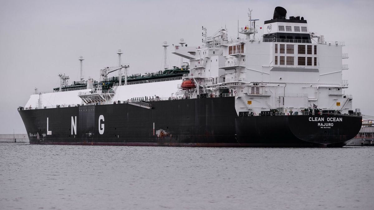 Terminal LNG w ?winouj?ciu
Fot. Przemek Swiderski / East News  Swinoujscie  08.06.2017 Gazowiec CLEAN OCEAN z pierwsza dostawa amerykanskiego gazu ziemnego LNG do Polski  podczas rozladunku terminalu LNG im. Prezydenta Lecha Kaczynskiego w Swinoujsciu .   Ten Polski terminal przeladunkowy skroplonego gazu ziemnego pozwala na zaopatrzenie kraju w gaz ziemny dostarczany droga morska z dowolnego miejsca na swiecie .
PRZEMEK SWIDERSKI