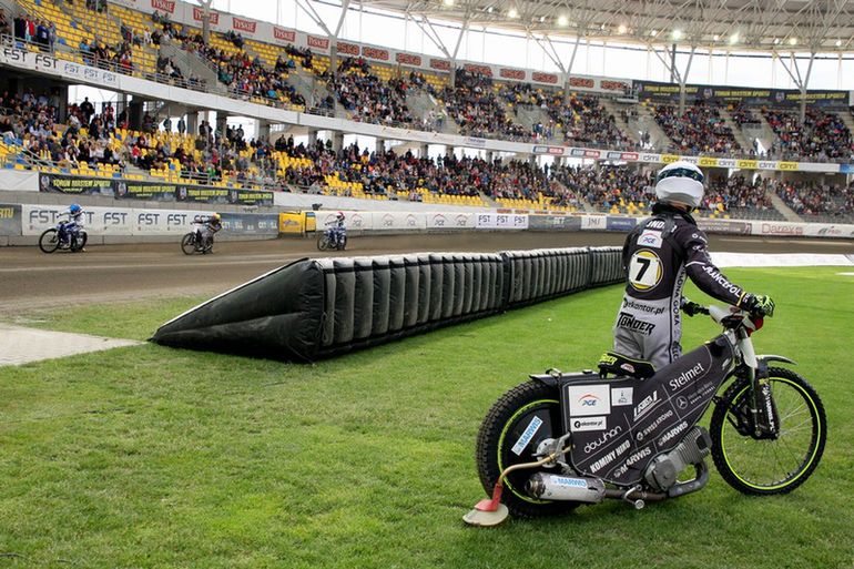 Mateusz Tonder zjechał na murawę po awarii motocykla.