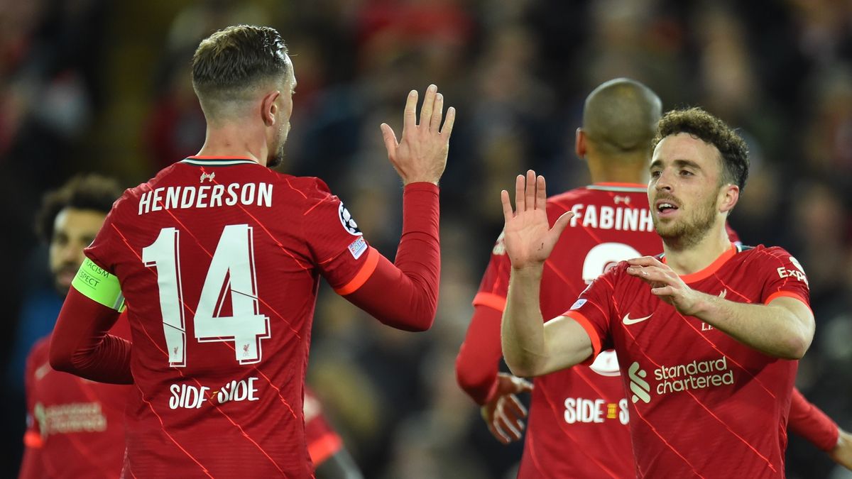 PAP/EPA / Peter Powell / Na zdjęciu: Jordan Henderson (z lewej) i Diogo Jota