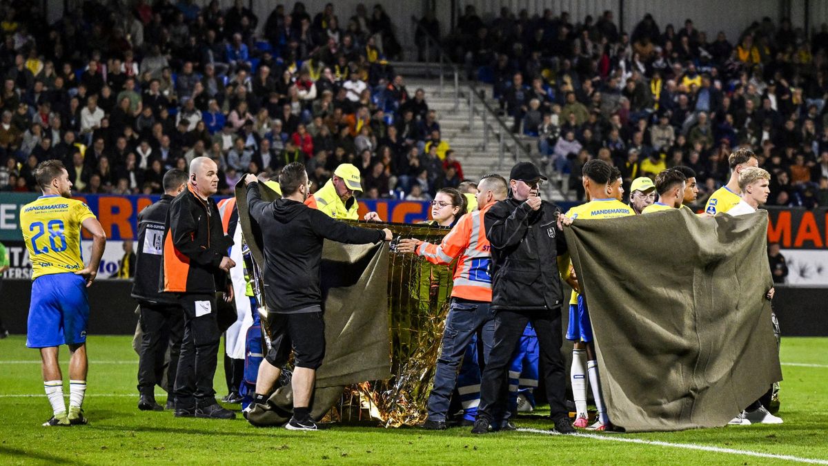 Zdjęcie okładkowe artykułu: Getty Images / Na zdjęciu: ratownicy i piłkarze przy bramkarzu Waalwijk