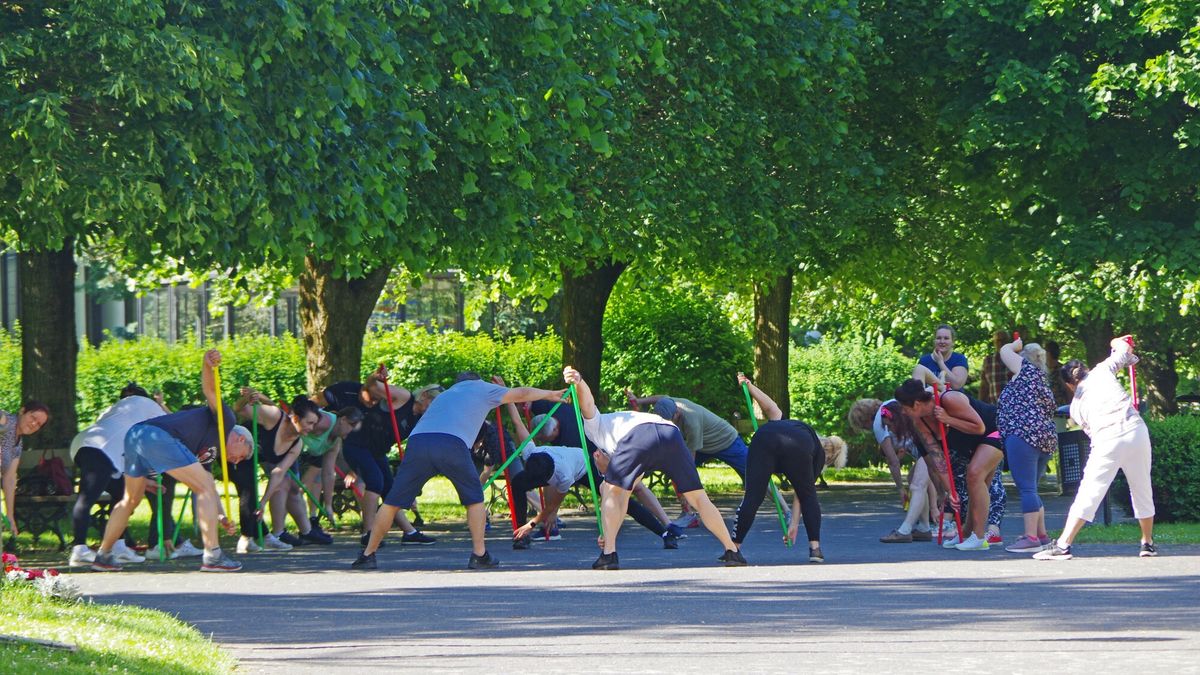 Rehabilitacja Marek Bazak
PHOTO: ZOFIA I MAREK BAZAK / EAST NEWS Sanatoryjne zabiegi rehabilitacyjne.   N/Z gimnastyka zbiorowa na swiezym powietrzu w Parku Zdrojowym
ZOFIA BAZAK
