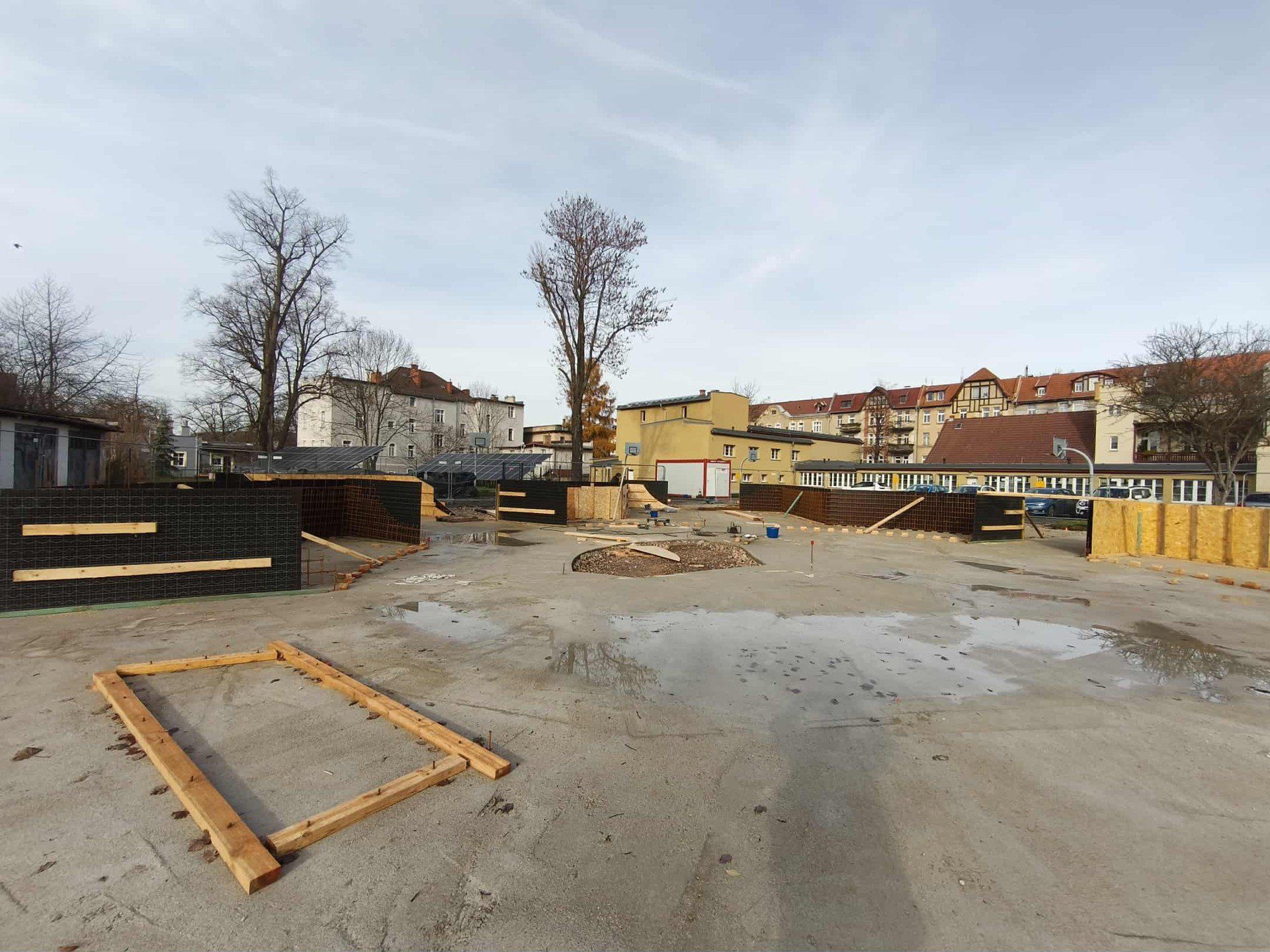 17.11.2025 Budowa strefy aktywnego wypoczynku przy MDK Jelenia Góra