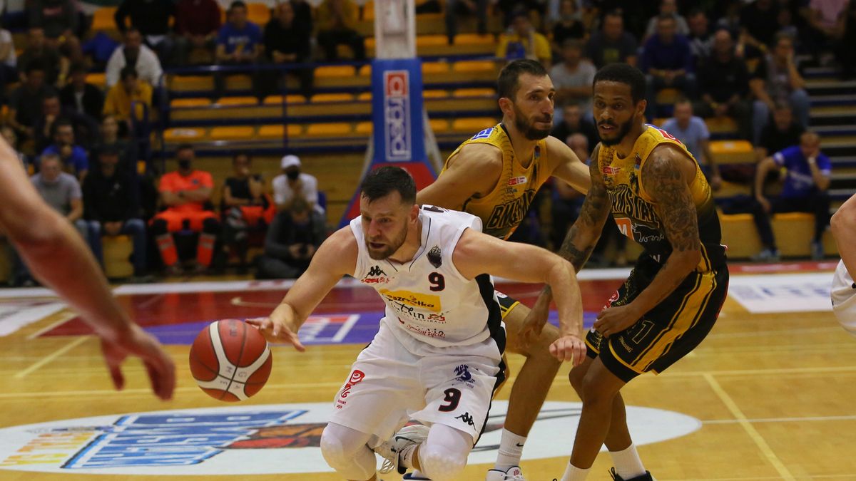 PAP / Tomasz Wojtasik / Na zdjęciu: Kamil Łączyński (z piłką)