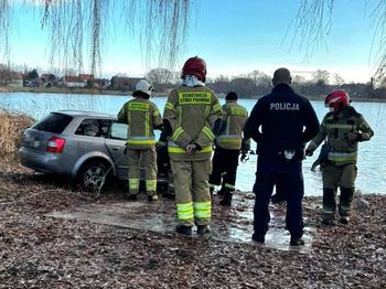 Kunice: Akcja ratunkowa nad Jeziorem Jaśkowickim. Samochód wpadł do wody