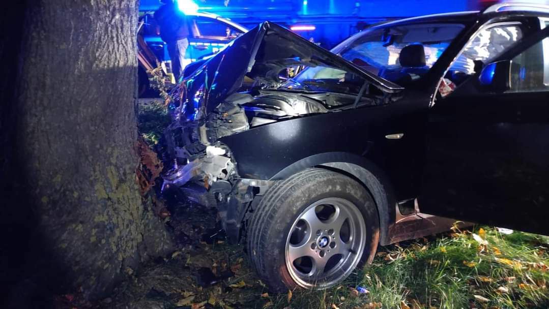 Żelazkowo: Mazda uderzyła w drzewo. Za kółkiem 19-latek. Trzy osoby w szpitalu