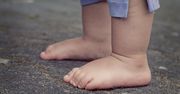 3-latek boso błąkał się po mieście. Pijana spała w domu