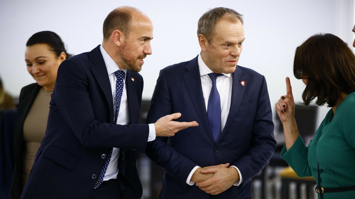 Minister aktywów państwowych  Borys Budka i premier Donald Tusk