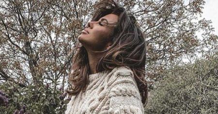 Zjawiskowa Natalia Siwiec w szałowej mini i stylowym swetrze utknęła w polu! Seksbomba założyła buty z własnej kolekcji!