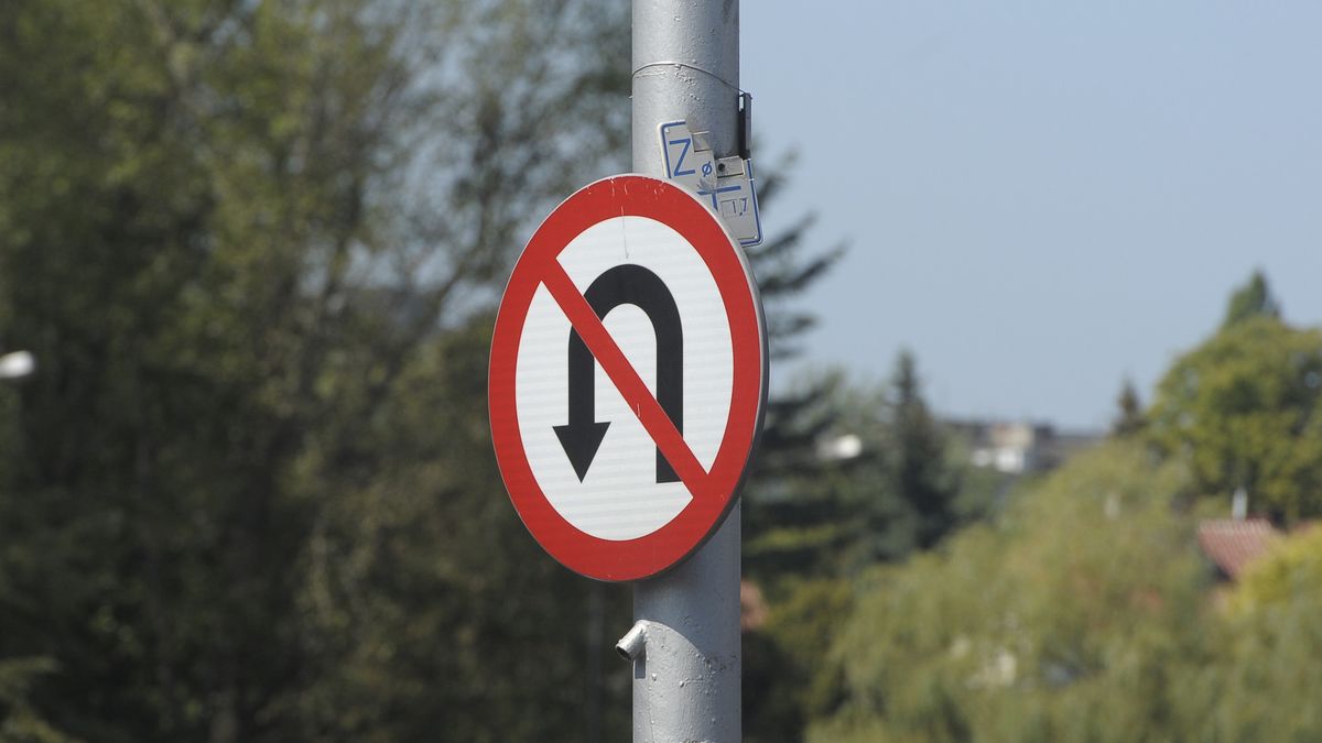 To niejedyny znak, jaki zakazuje zawracania na skrzyżowaniu.