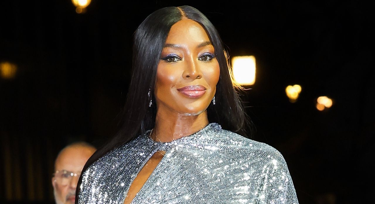 Naomi Campbell w srebrnej sukni na gali Nagród Fashion 2022 w Londynie