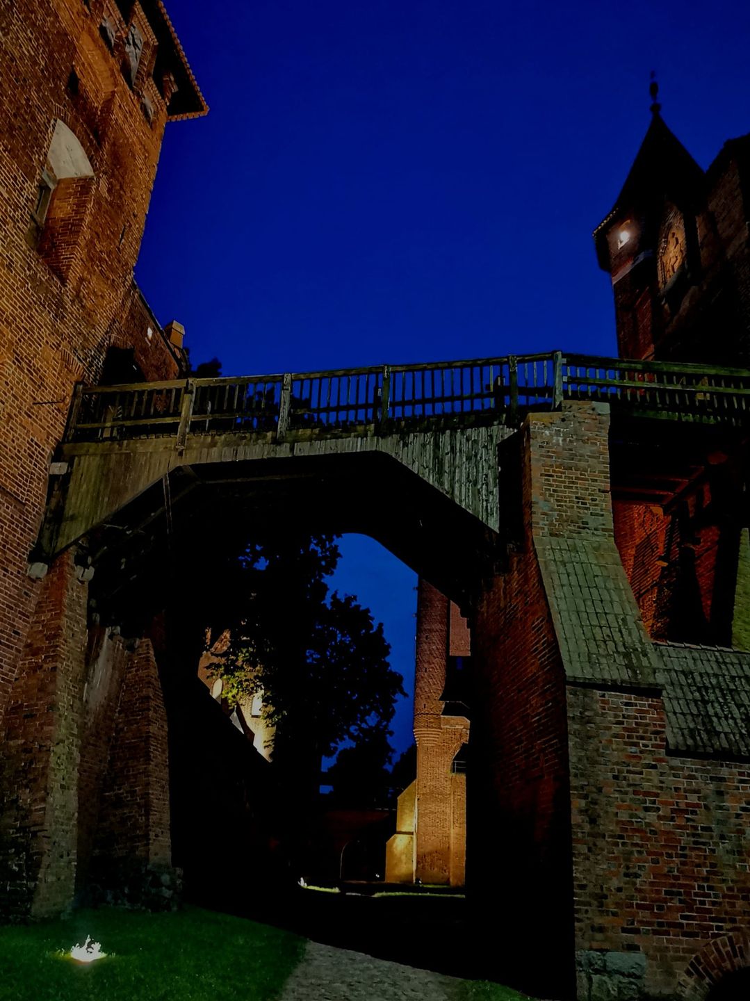 Nocą zamek wygląda magicznie o każdej porze roku