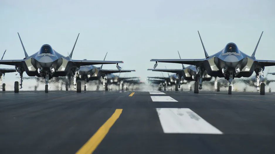 Myśliwce F-35 na płycie lotniska