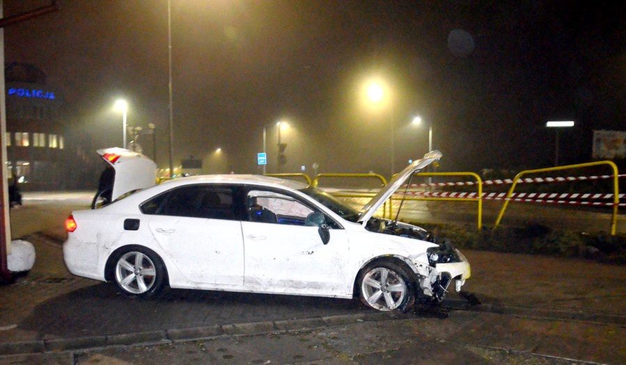 Dachował na rondzie. Alkomat nic nie wykazał, ale policjanci drążyli dalej