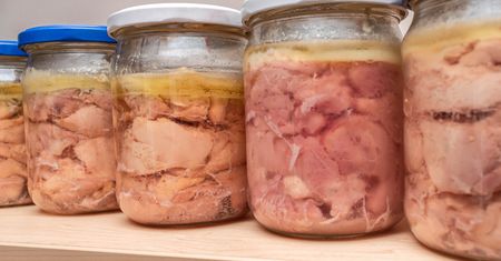 W PRL-u się zajadano, dziś budzi odrazę. Bomba kolagenowa