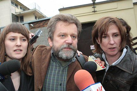 Były wiceminister zdrowia Jarosław Pinkas z żoną i córką chwilę po opuszczeniu aresztu