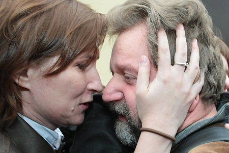 Były wiceminister zdrowia Jarosław Pinkas z żoną chwilę po opuszczeniu aresztu