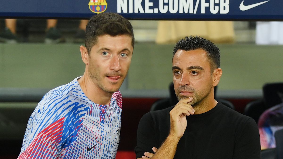 Getty Images / Na zdjęciu: Robert Lewandowski (L) i Xavi (P)
