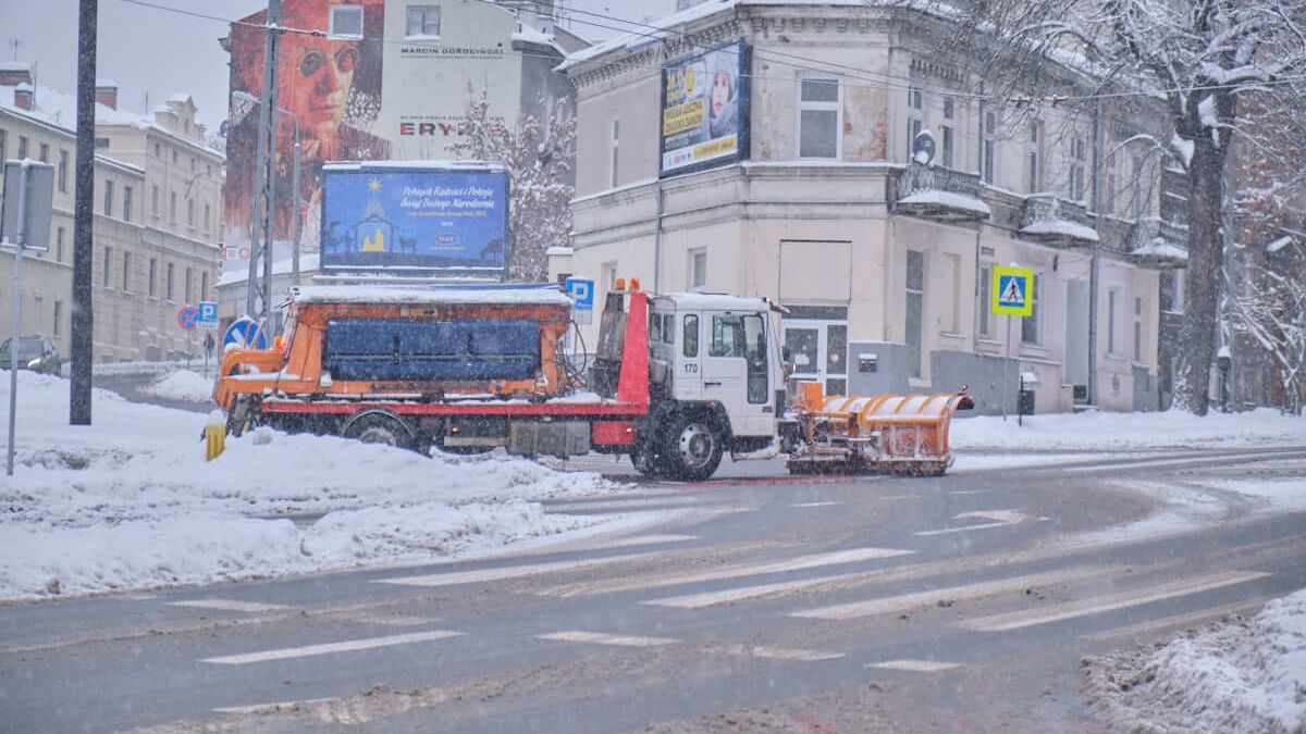 Atak zimy w Lublinie. Pługosolarka odśnieżająca ulice miasta