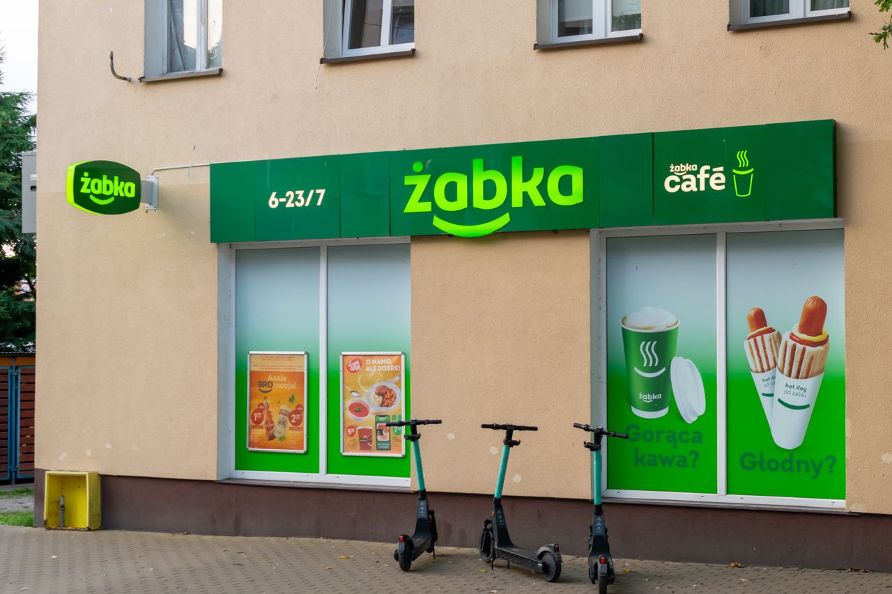 Coraz więcej Ukraińców prowadzi Żabki. Sieć pokazała najnowsze dane