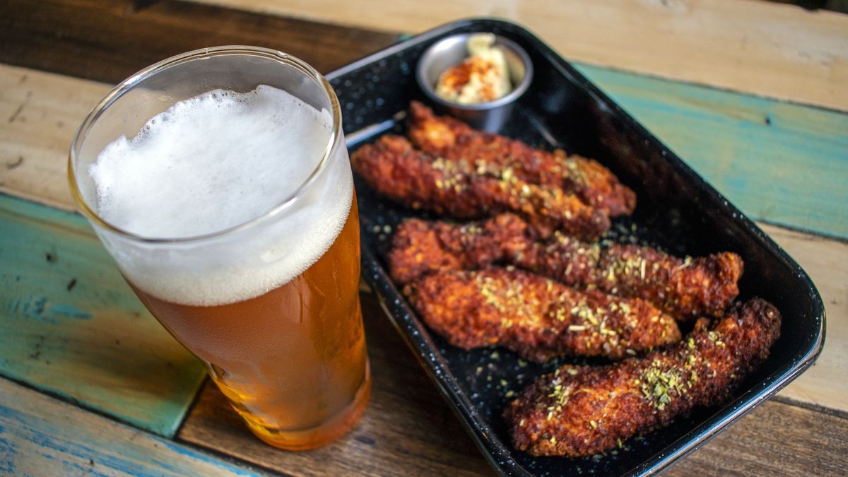 Tiras de pollo frito con mayonesa y vaso de cervezaFried chicken strips with mayonnaise and glass of beerJavier Ghersi