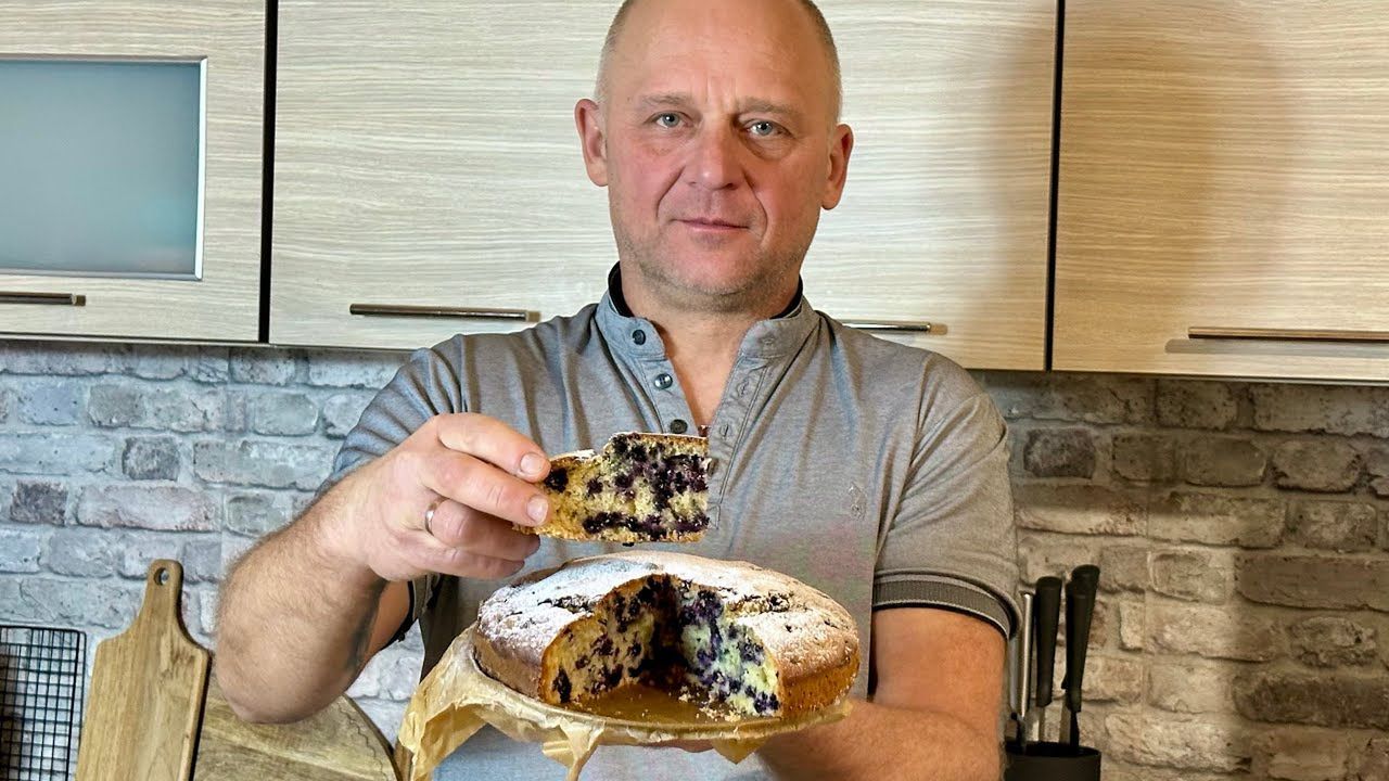 Błyskawiczne ciasto z mrożonymi owocami. Mieszasz 5 minut, resztę zrobi piekarnik