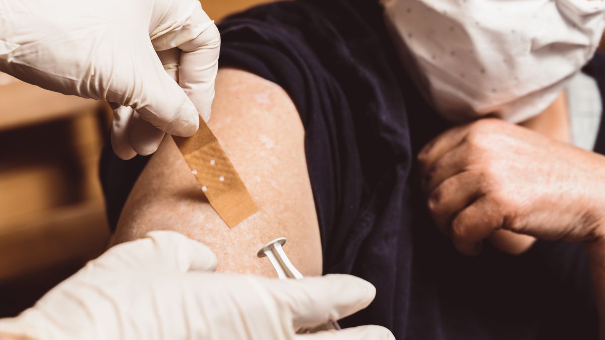 szczepienie szczepionka strzykawka szczepienia koronawirus pfizer astrazeneca moderna johnson