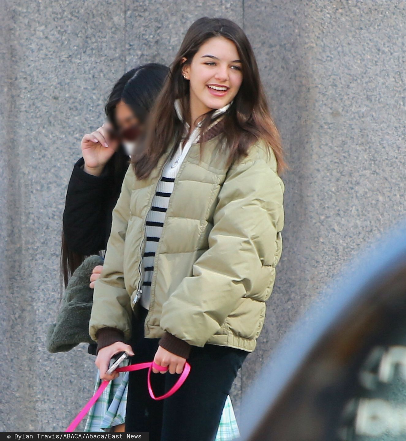 Suri Cruise spaceruje po Nowym Jorku z koleżanką i psem