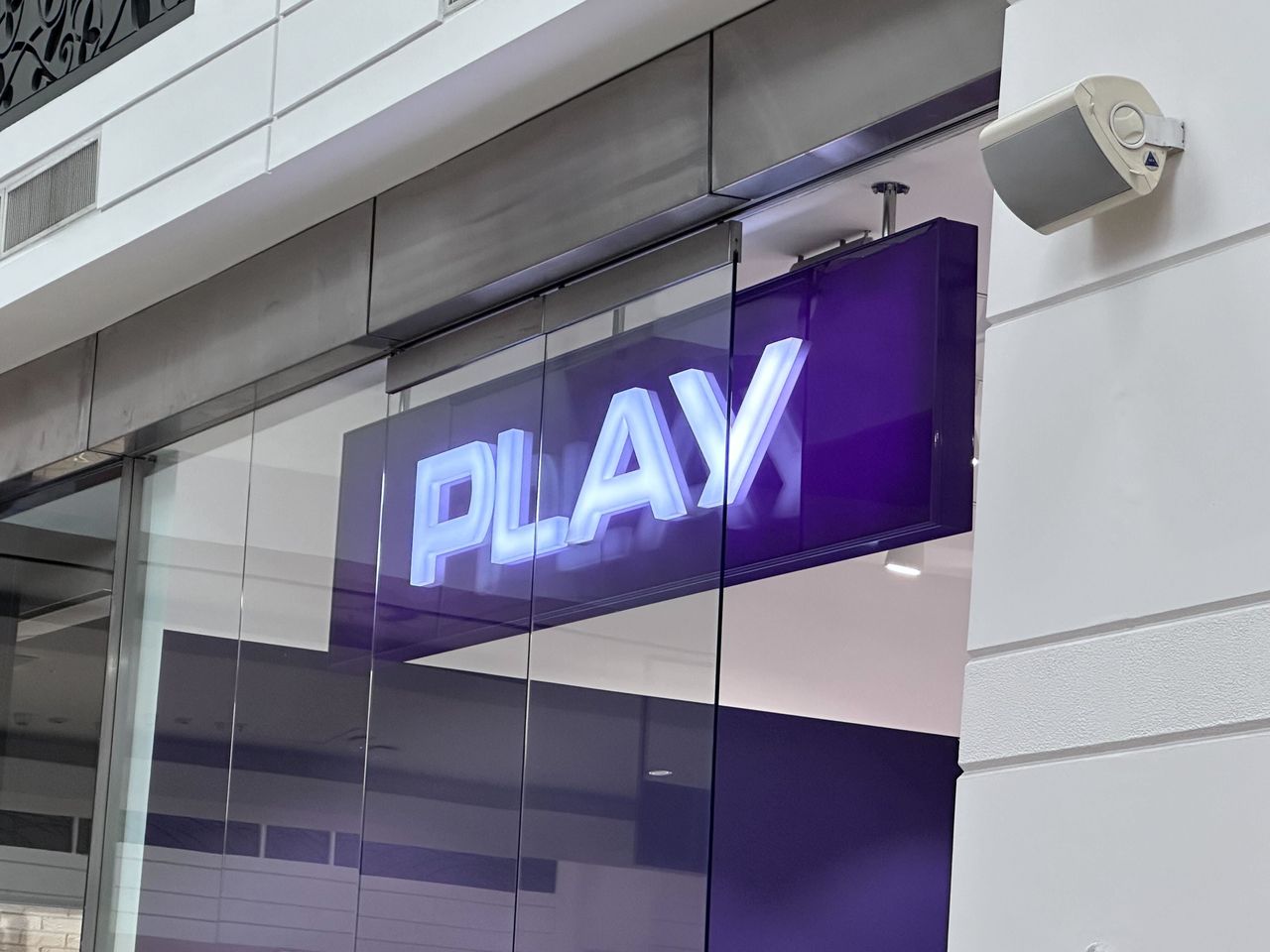 Logo salonu Play