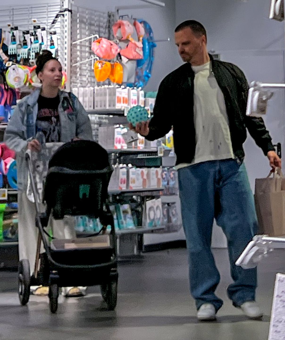 Marcin Hakiel i Dominika Serowska z synem na zakupach 