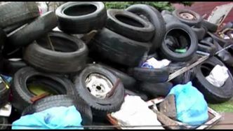 Barykady przy wejściu do budynku sił obrony.