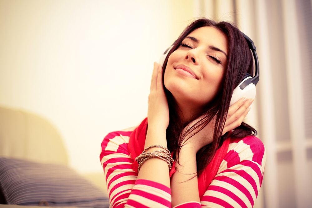 Kobieta słuchająca muzyki