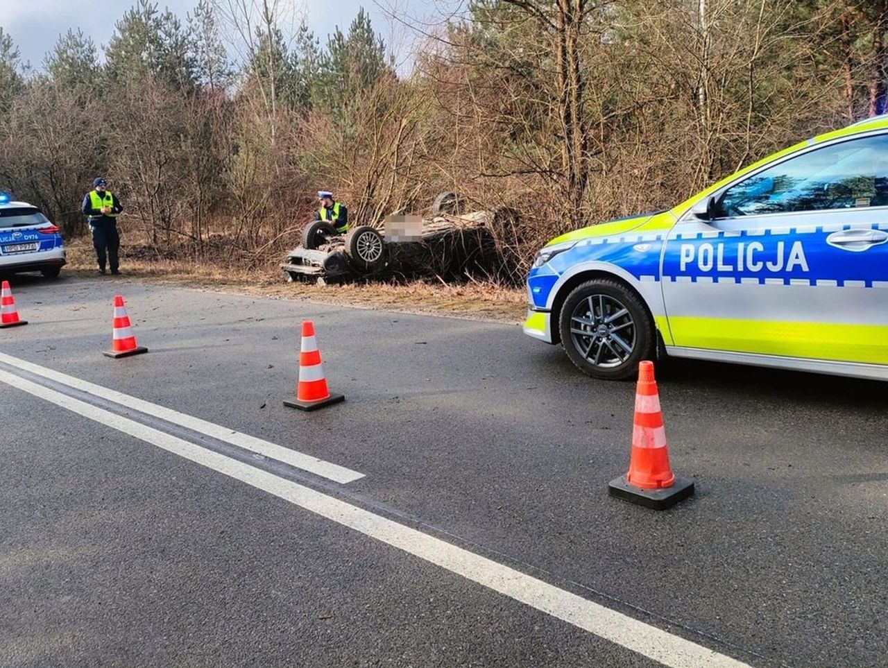 18-latek zabrał koleżankę na przejażdżkę. Skończyło się dachowaniem