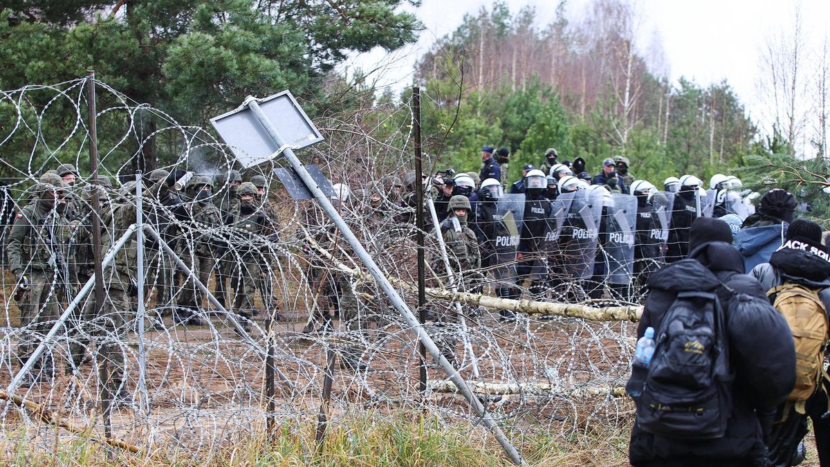 Policja w stanie podwyższonej gotowości. Przez kryzys na granicy. Zdjęcie z 8 listopada 2021 r.