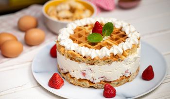 Zamiast piec biszkopty, smażę gofry. Ten tort robi furorę za każdym razem