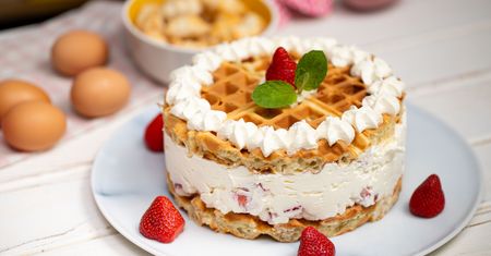 Zamiast piec biszkopty, smażę gofry. Ten tort robi furorę za każdym razem