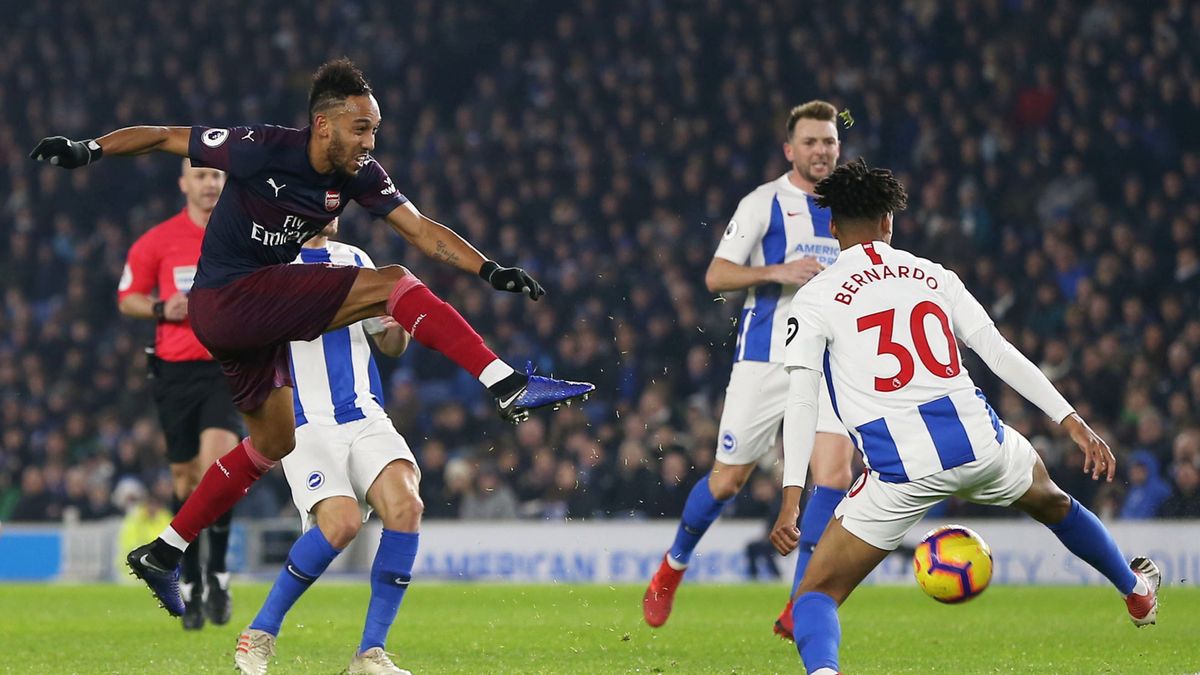 PAP/EPA / EPA/James Boardman  / Na zdjęciu: Pierre-Emerick Aubameyang strzela na bramkę
