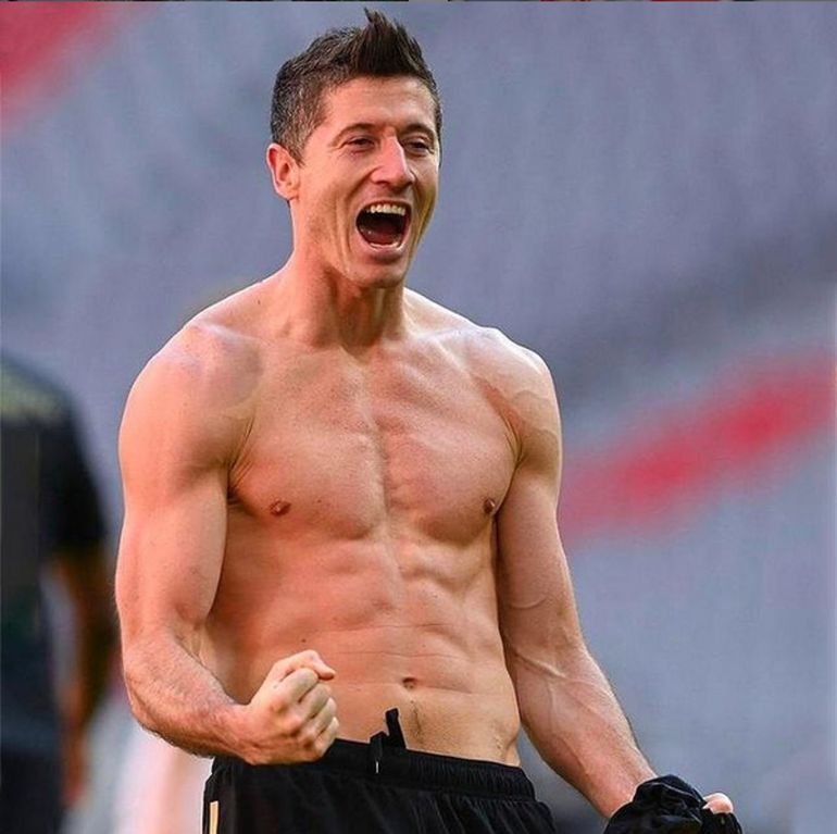 Robert Lewandowski chwilę po pobiciu rekordu Gerda Muellera