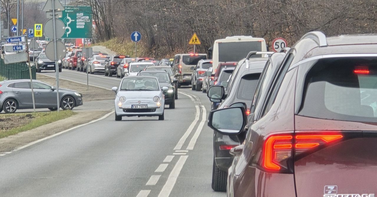 Zakopane: Gigantyczny korek do Krakowa - nawigacje odradzają zakopiankę, boczne drogi też sparaliżowane