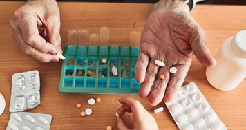 Senior dostaje lek na skutki uboczne innego leku. Badanie objęło prawie 2,3 mln osób