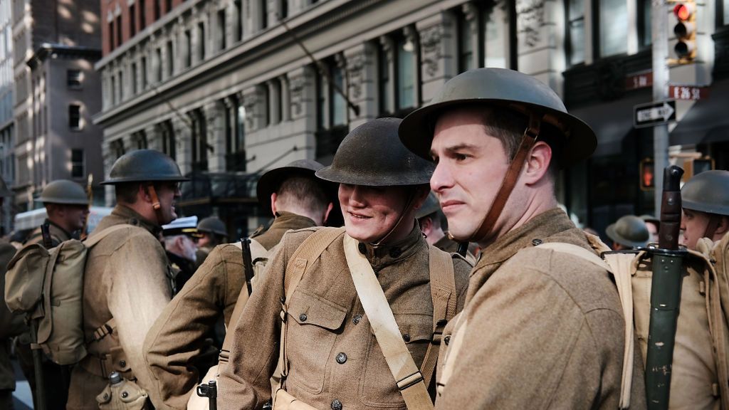 Mężczyźni ubrani w stroje żołnierzy z I Wojny Światowej