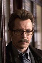 ''Mroczny rycerz powstaje'': Gary Oldman kończy z Batmanem