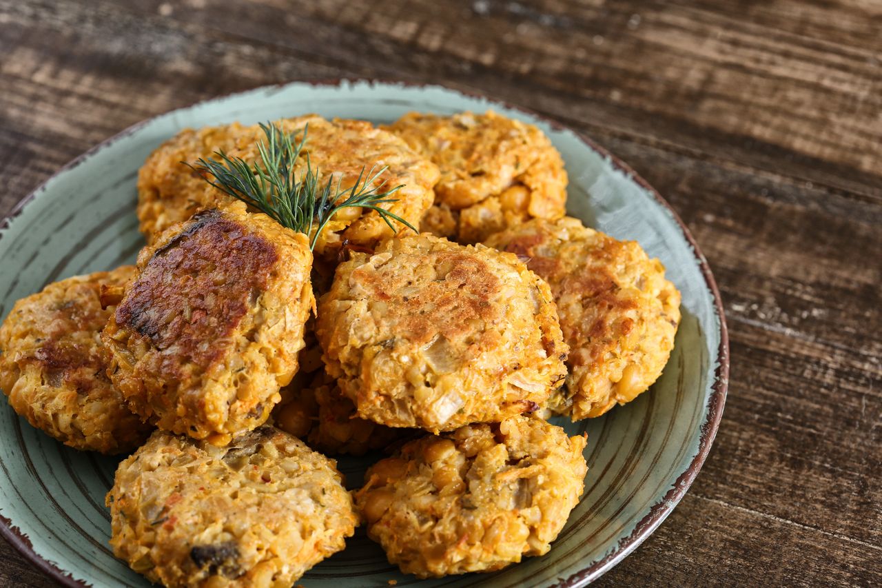 Kotlety z grochu z kaszą bulgur i surówką z kapusty pekińskiej