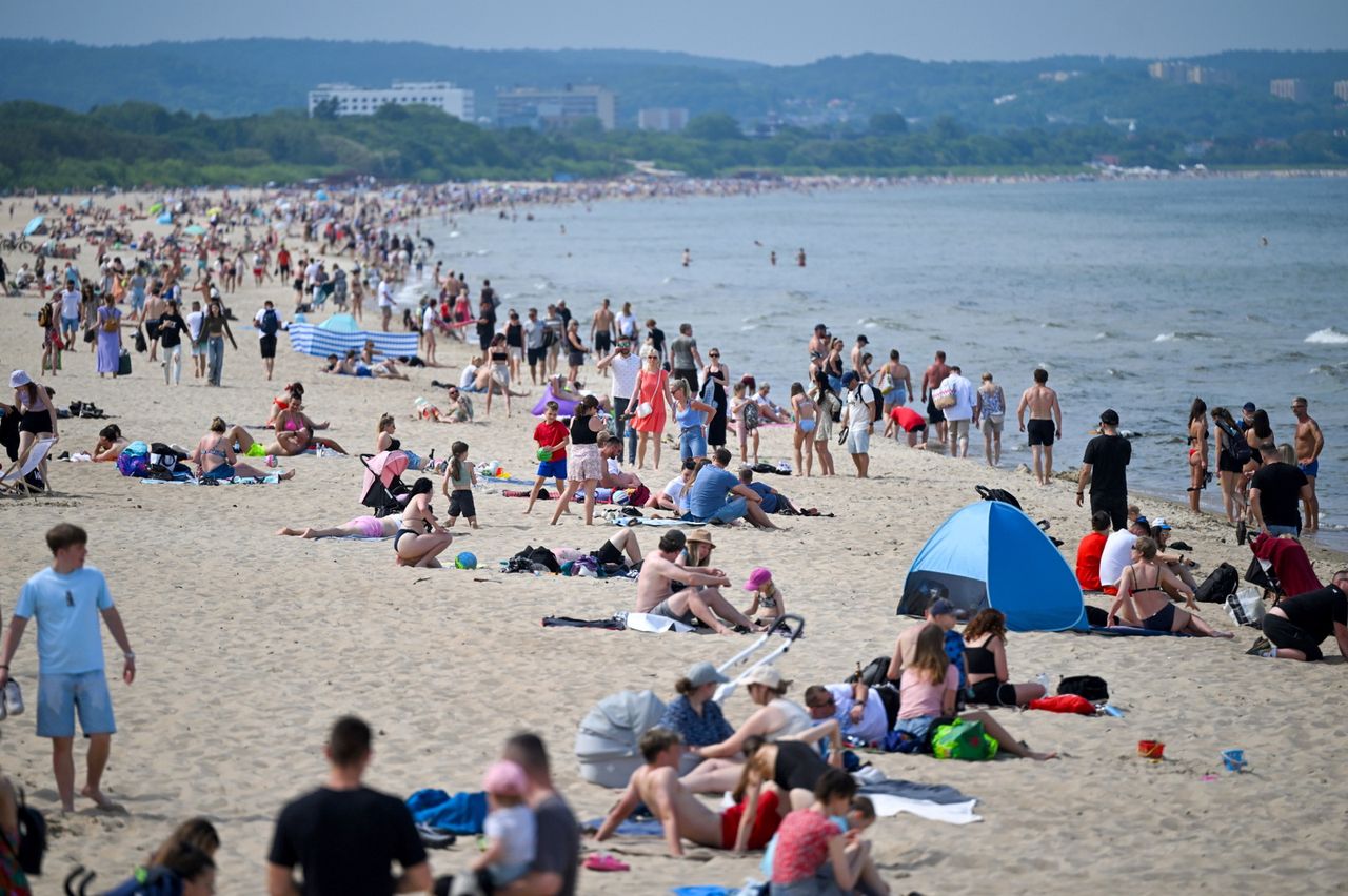 Tłumy nad morzem. Turyści dopisali, ale zwracają uwagę na jedno