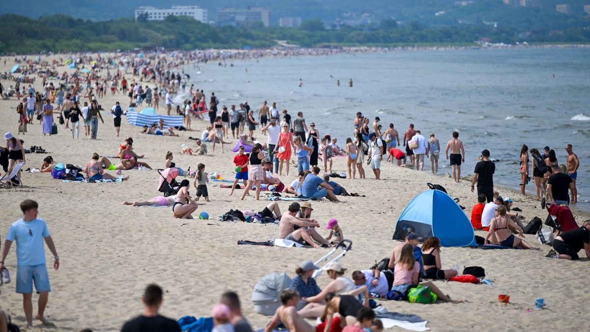 Wypoczynek w słoneczny dzień na plaży w Gdańsku-Brzeźnie, czwartek 30 maja