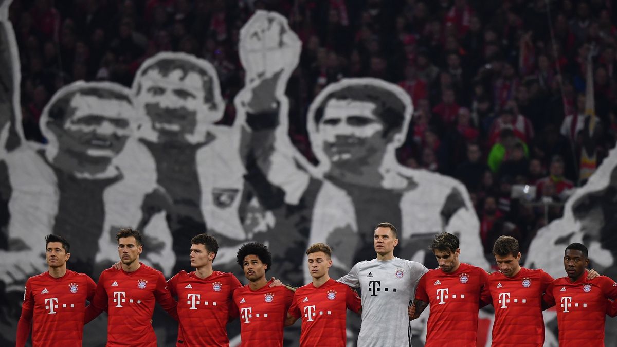 piłkarze Bayernu Monachium w trakcie minuty ciszy w 10 rocznicę śmierci Roberta Enke