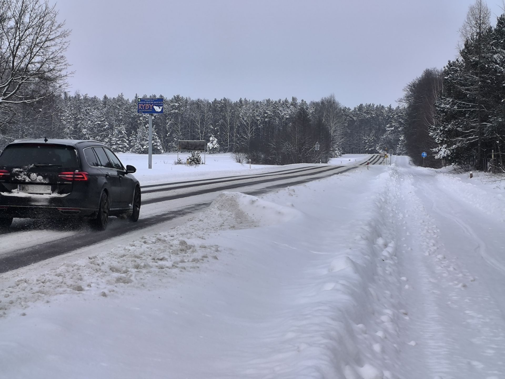 Kobieta wysiadła z samochodu przy tej drodze prowadzącej z Włoda
