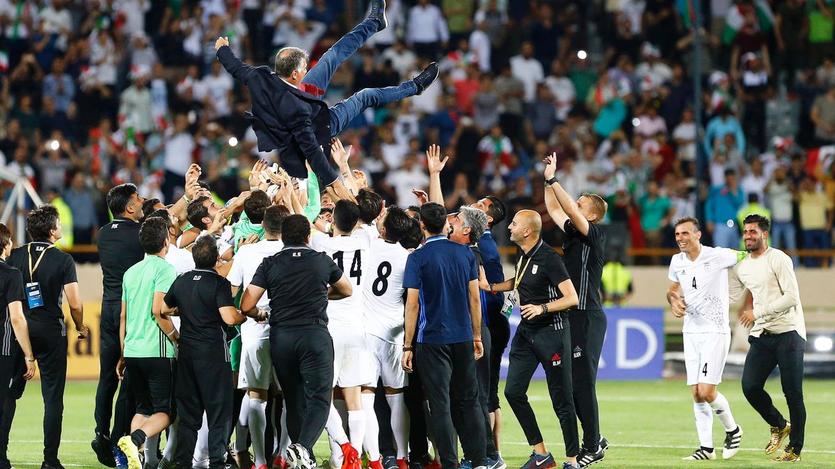 Carlos Queiroz, trener Iranu, podrzucany przez piłkarzy po awansie drużyny na MŚ 2018