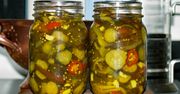 Dodaję do zalewy. Zwykłe kiszone czy konserwowe ogórki to przeżytek