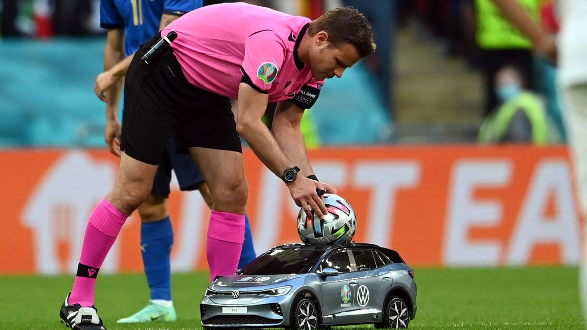 Zdalnie sterowany samochodzik dostarczył piłkę na rozpoczęcie meczu Włochy - Hiszpania